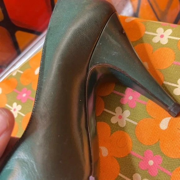 Vintage 1980’s Bruno Magli Size 8 Green Leather Heels with Croc Bow - Picture 6 of 17
